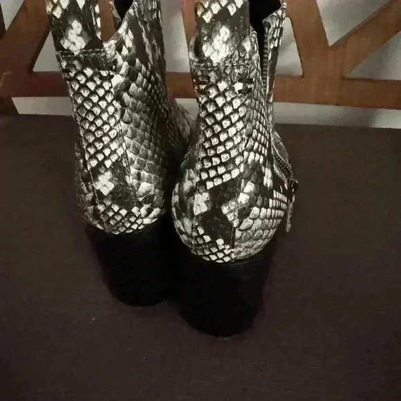 Treasure and Bond Women’s Snake skin booties Size 7M used like a New - Picture 3 of 5